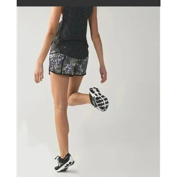 Lululemon Tracker Short III *4-way Stretch Size 6 - Picture 2 of 9
